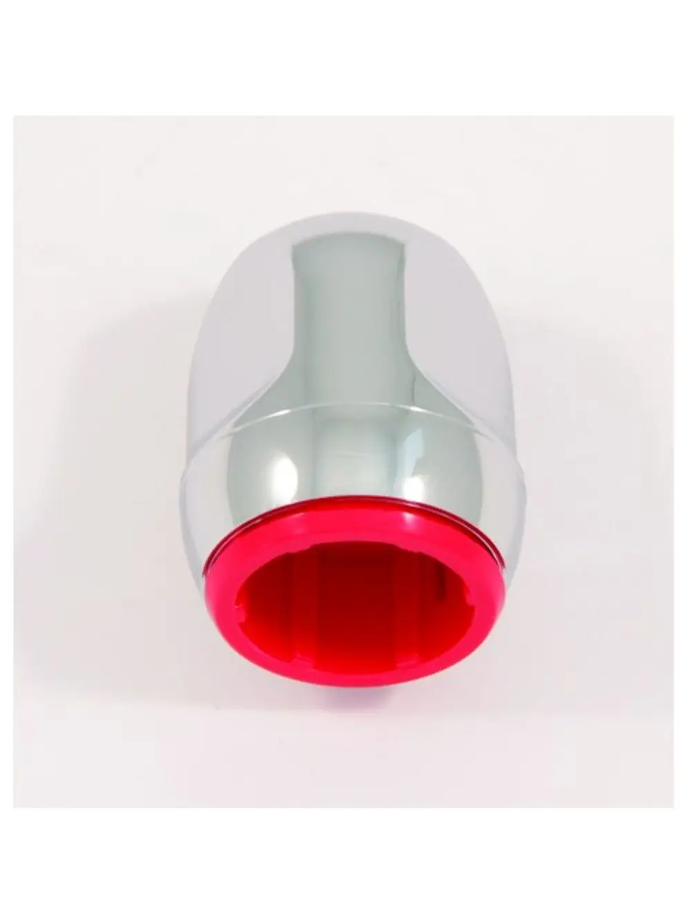 Chromfarbener Griffhebel mit rotem Rand, präsentiert von Ideal Standard. Das Produkt hat eine glatte, reflektierende Oberfläche und ist ergonomisch gestaltet.